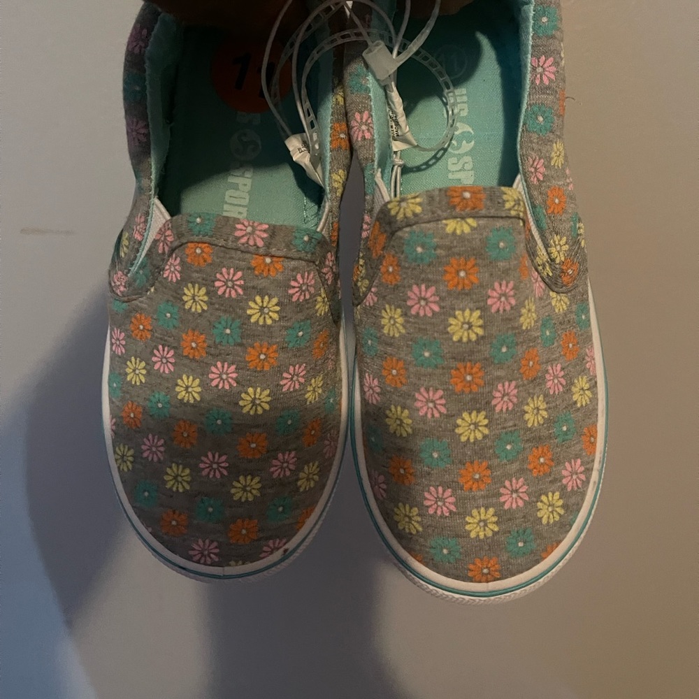 Girl slip on tennis shoes.